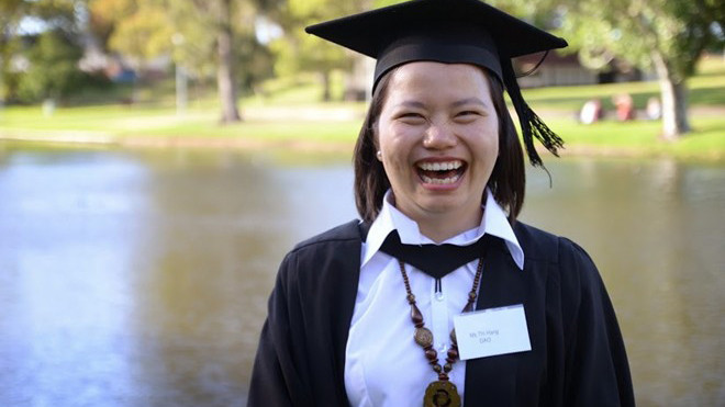 Con đường học vấn đang rộng mở thì Hằng quyết định về nước. 