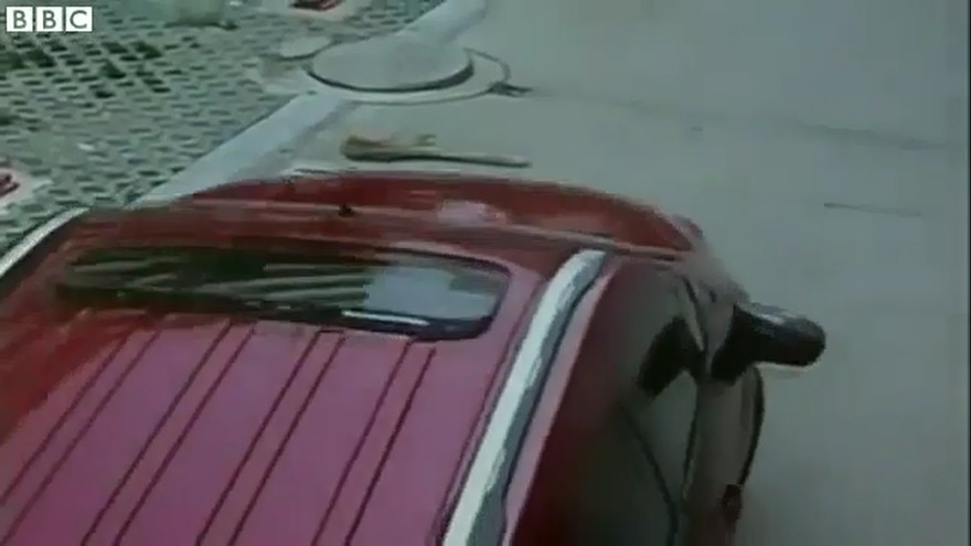 Cậu bé thoát chết dù bị ô tô băng qua người 