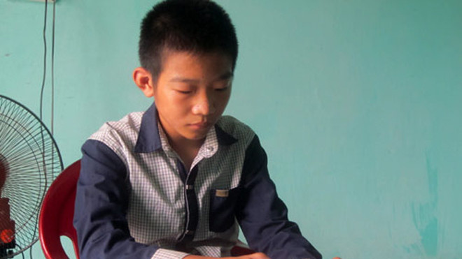 Hoàng đang mò mẫm từng ký hiệu trên chữ Braille. Ảnh: VnExpress