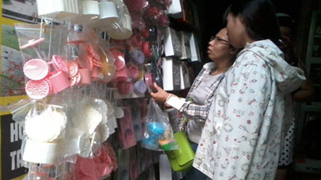 Nhan nhản khuôn chế bánh không có nguồn gốc được bày bán. Ảnh: Thảo Nhàn