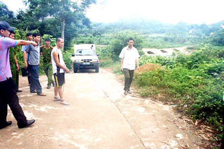Đặng A Téo dẫn lực lượng điều tra tới hiện trường mà nghi phạm dùng súng kíp giết người để quỵt 140 triệu đồng 