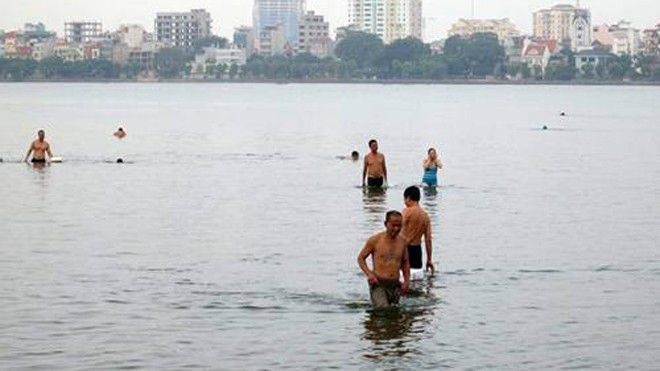 Bãi tắm Hồ Tây 