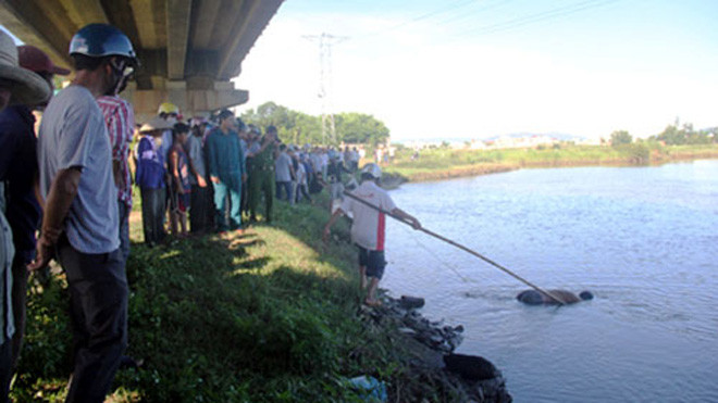 Người dân hiếu kỳ theo dõi vụ việc 