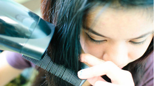 Thức khuya, hút thuốc và uống rượu bia quá nhiều có thể gây rụng tóc. Ảnh: hairpalace.