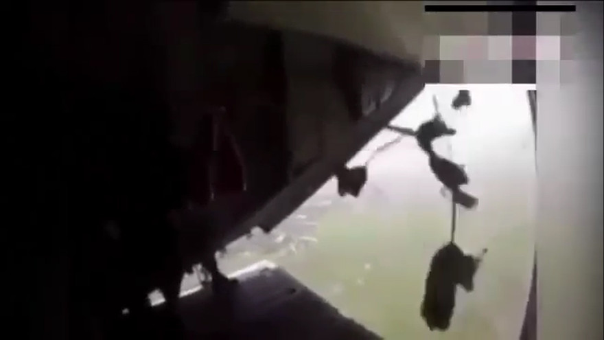 Hy hữu: Lính dù bị treo lơ lửng sau máy bay