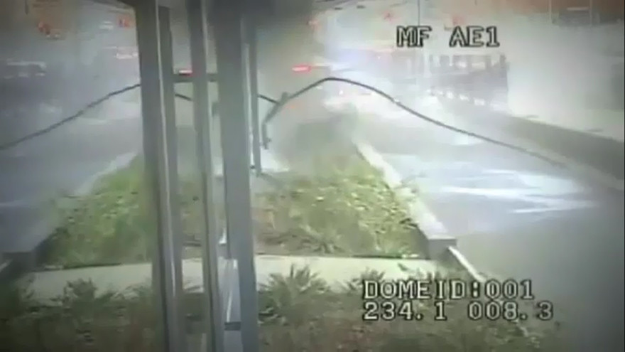 Thoát chết vì tránh được 'xe điên' trong chớp mắt