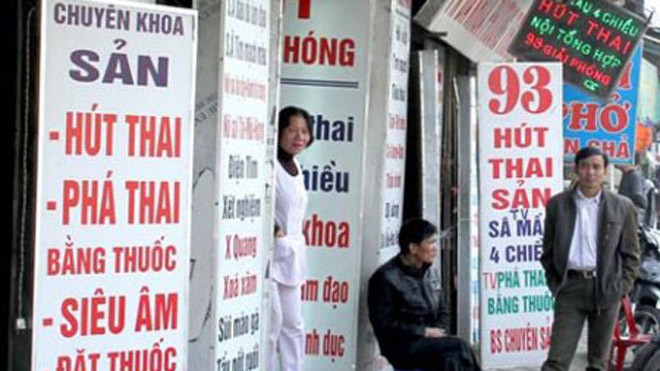 Rất nhiều phòng khám tư nhân quảng cáo thực hiện phá thai bằng thuốc.