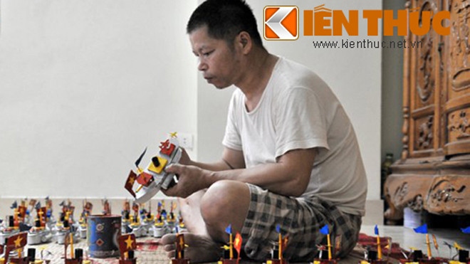  Anh Hùng say mê với những chiếc tàu thủy sắt tây.