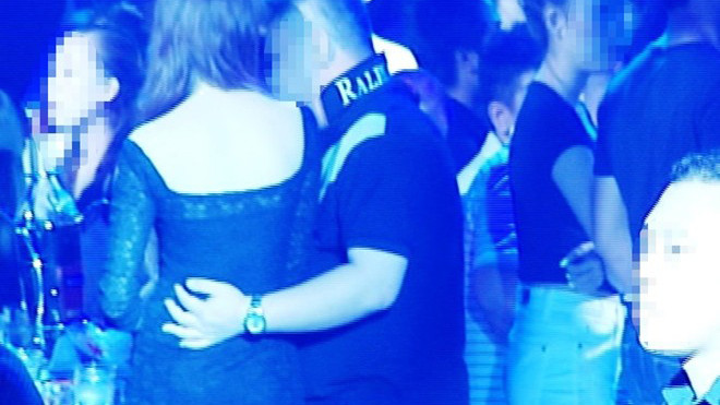 Nhiều cô gái lần đầu đi bar bị dân chơi bỏ thuốc mê vào ly nước cho uống. 