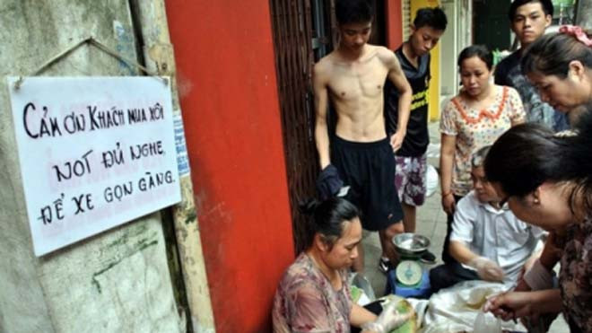 Nhiều người mua lượng xôi lớn tính bằng kg cho cả nhà nhưng với giá chỉ vài ba chục ngàn đồng. 