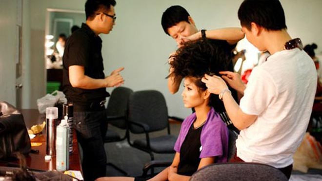 Thường xuyên tạo dáng những kiểu tóc lạ khiến mái tóc của Hoàng Thùy không còn đẹp và mềm mại như xưa. 