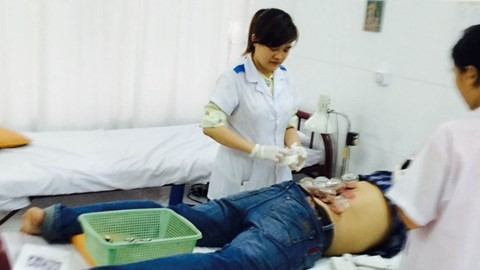 Hút máu bệnh nhân để chữa bệnh. 