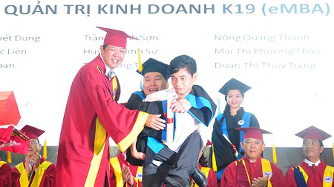 Tân Thạc sĩ Trần Thanh Sơn được cõng lên nhận bằng. 