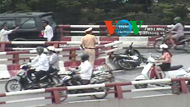 Cảnh sát giao thông có mặt tại hiện trường để giải quyết vụ việc.