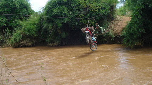 “Cứu hộ” xe máy suýt rơi xuống suối sâu - Ảnh: T.N.Q 