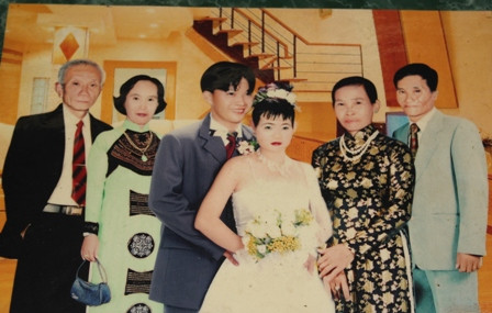 Gia đình ông Cộng trong ngày cưới người con trai chỉ một ngón tay, chân của mình 