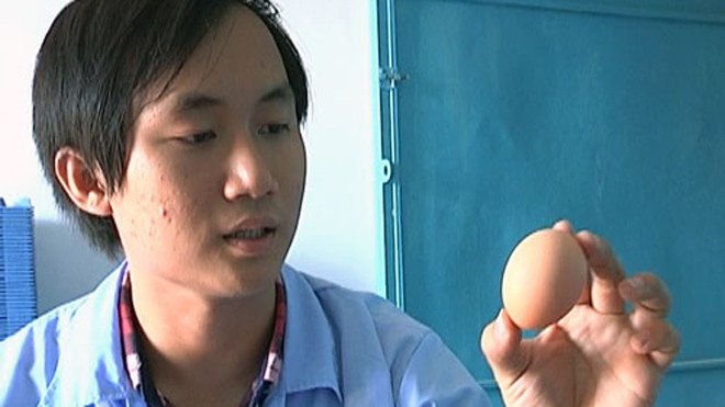 Nguyễn Duy Thiên Ân với những quả trứng lấy từ trang trại nghe nhạc giao hưởng. Ảnh: Duy Trần