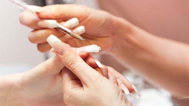 Móng tay giả có chất độc hại gan, thận và khả năng sinh sản phụ nữ