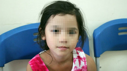 Bé Hà Kha Ly được trao trả cho gia đình.