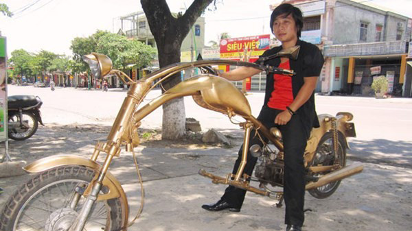 Anh Phước rất thích thú với chiếc xe do mình tự thiết kế.