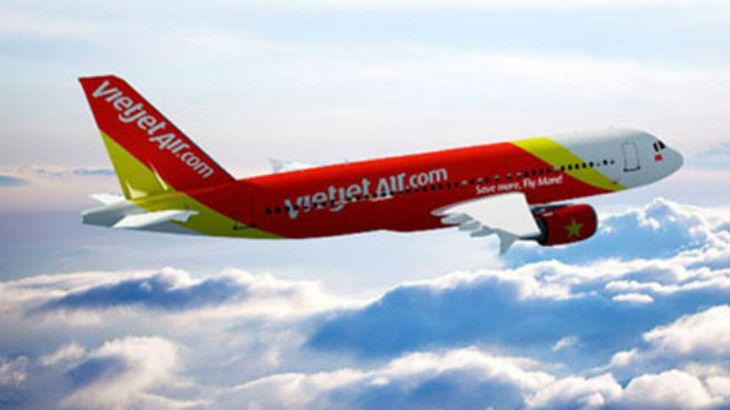 Mưa lớn, hai chuyến bay của Vietjet đi TPHCM hạ cánh Cam Ranh