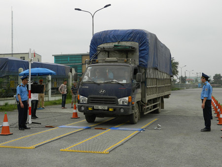 Kiểm tra tải trọng tại trạm cân.