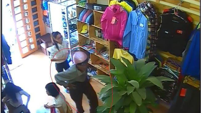 Vờ vào mua hàng để ăn trộm