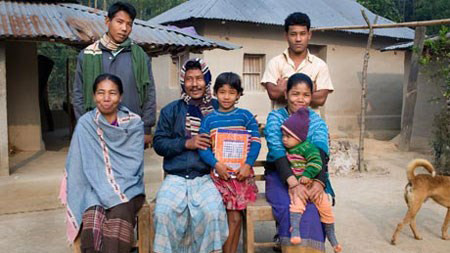 Orola Dalbot (ngoài cùng bên phải) cùng với gia đình.