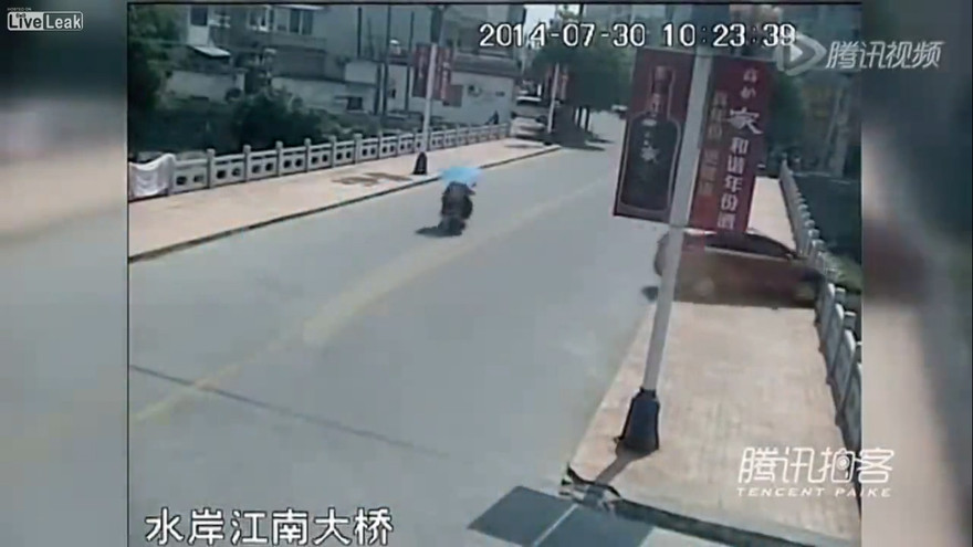 Xế hộp mất lái, đâm gãy lan can cầu