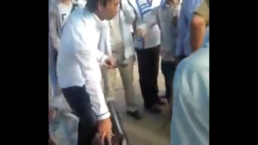 Móc túi ở bến xe buýt bị dân bắt quả tang