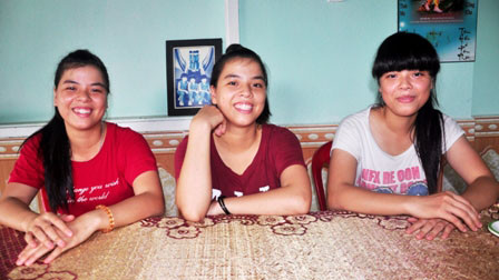 Ba em sinh ba vừa thi đỗ đại học. Từ trái qua: Cẩm Nhung, Như Ngọc và Thu Thảo.