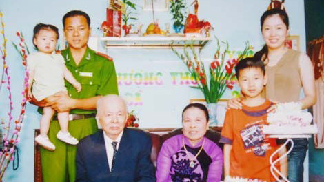 Đồng chí Đạt và gia đình lúc khỏe mạnh. 