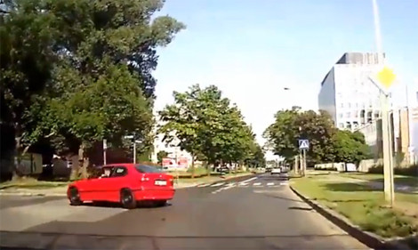 Đâm vào tường vì drift giữa đường