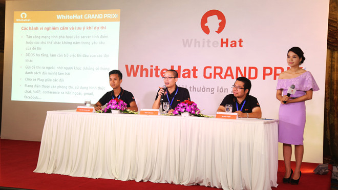 Ông Ngô Tuấn Anh, Phó Chủ tịch phụ trách An ninh mạng của Bkav (người cầm micro) trả lời về cuộc thi 