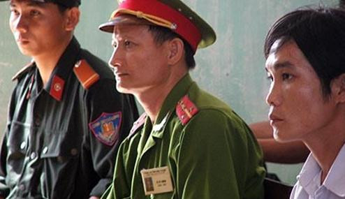 Tài “gấu” (ngồi bên phải) tại phiên tòa xét xử Hai Chi và đồng bọn. 