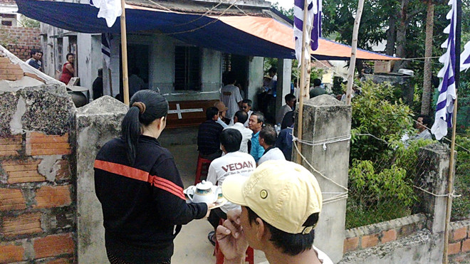 Người dân địa phương và họ hàng tổ chức tang lễ cho em Vân, ngày 5-8