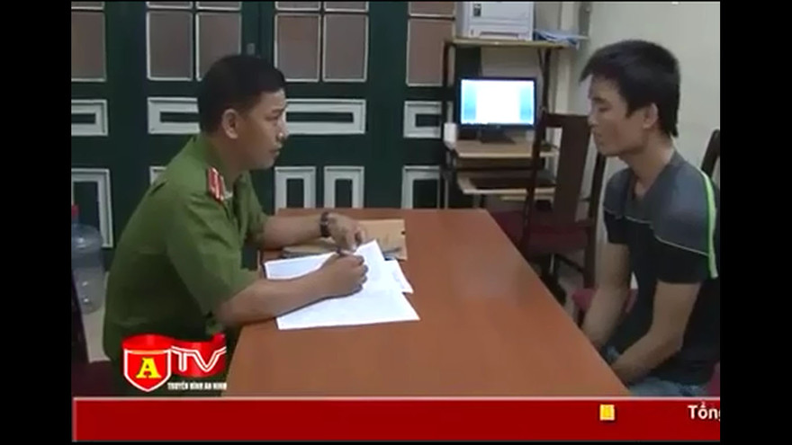 Chở bạn gái bị công an bắt, thanh niên rút súng hăm dọa