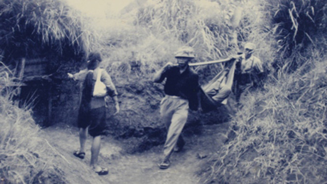 Công tác cứu thương cũng diễn ra trong lòng địa đạo 