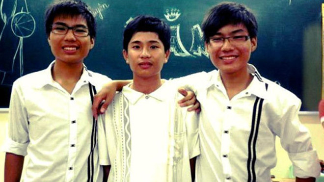 Hai anh em song sinh Tú Ân, Tú Ẩn (hai bên) cùng bạn bè của mình - Ảnh: Do nhân vật cung cấp 