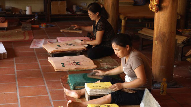 Làm tập trung trong 2 - 3 ngày cho ra một loạt vài trăm bức tranh có giá 15.000 đồng/ bức. Ảnh: Diệp Sa 