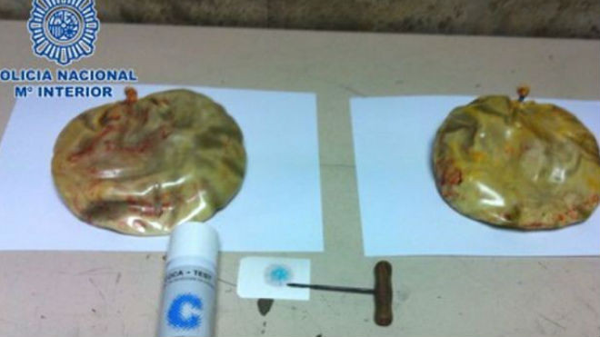 Hai gói ma túy được lấy ra từ ngực người phụ nữ. Ảnh: Mirror 