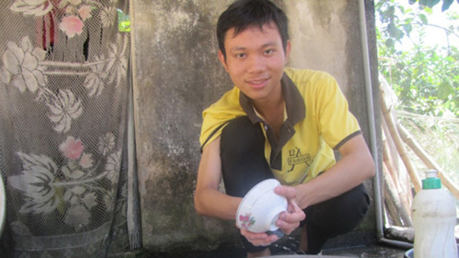 Trần Văn Cường (thôn Trung Nam, xã Trung Lễ, H.Đức Thọ, Hà Tĩnh) phụ việc nhà giúp mẹ. Gia đình nghèo khó nhưng Cường vừa đỗ thủ khoa Trường ĐH Bách khoa TP.HCM vừa á khoa Trường ĐH Y Hà Nội - Ảnh: Nguyễn Dũng 