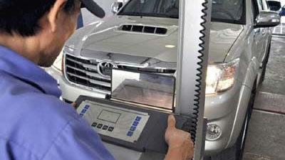 Các đăng kiểm viên thực hiện đăng kiểm xe ô tô. 