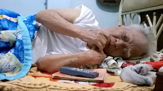 Nhạc sĩ già nâng niu từng đồng tiền được những người hảo tâm kính biếu. Ông có một chiếc túi vải khâu ở cạp quần, bên trong có chiếc ví nhỏ, đựng tiền và giấy tờ tùy thân. Ảnh: Châu Mỹ.