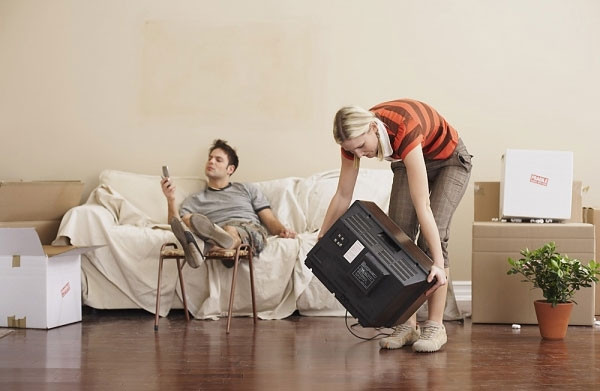 Lấy chồng đẹp trai như anh, ngay nào anh cũng chỉ ăn diện vợ con sướng thì ít mà khổ thì nhiều (Ảnh minh họa)