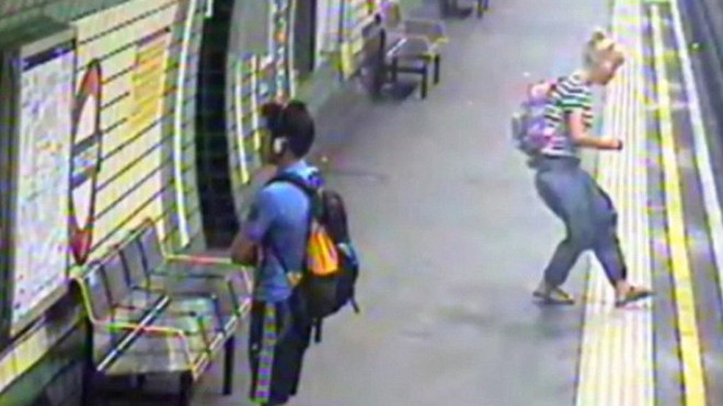 Mẹ cứu con khỏi đường tàu trong gang tấc