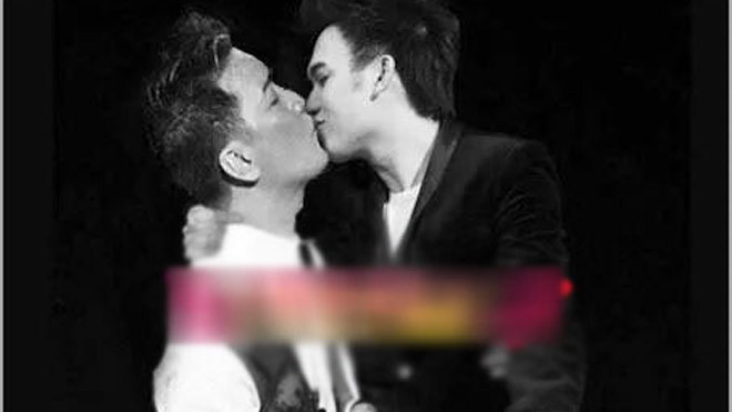 Bức ảnh ghép Đàm Vĩnh Hưng hôn môi Dương Triệu Vũ. Ảnh: Chụp màn hình