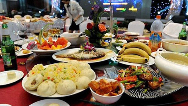 Chỉ cần cho vào lò vi sóng hâm nóng trong vài phút, đồ ăn thừa được gom dồn lại nhanh chóng trở thành món ăn hấp dẫn, nóng hổi. 