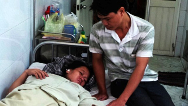 Vợ chồng anh Tiến đau đơn vì mất con. 