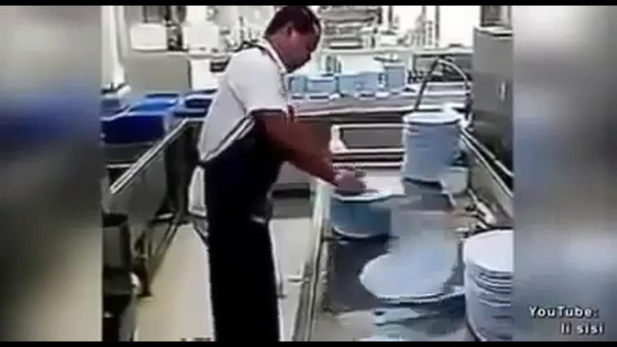 Người đàn ông rửa bát nhanh kinh ngạc